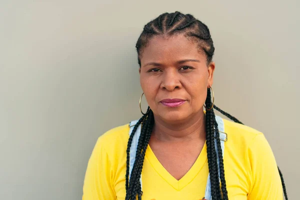 Şehrin dışındaki olgun siyahi kadın kameraya ciddi ciddi bakıyor..