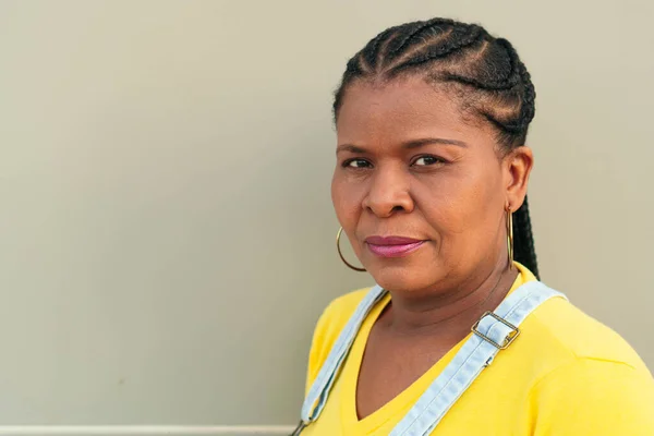 Şehir caddesinde kameraya bakan bir kadın.