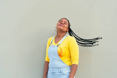 Örgülü kız kameraya bakıyor.