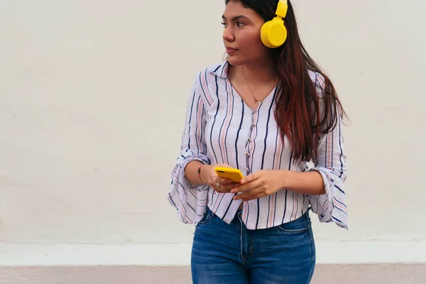 Mujer Joven Seria Con Ropa Casual Usando Teléfono Inteligente Ciudad —  Fotos de Stock