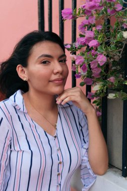 Pencerenin önünde duran güzel Latin kadın.