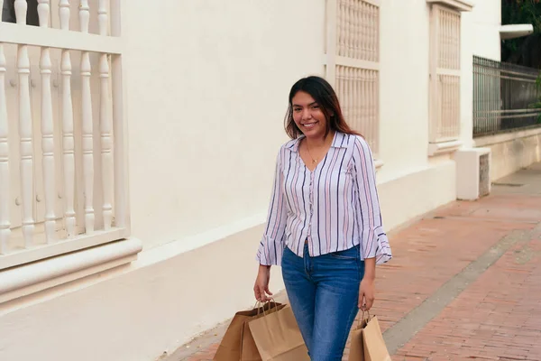 Elegante Mujer Ciudad Compras Con Muchas Bolsas Mano Caminando Por —  Fotos de Stock