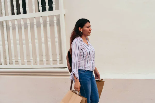 Mujer Caminando Por Una Calle Con Bolsas Compras Mano —  Fotos de Stock