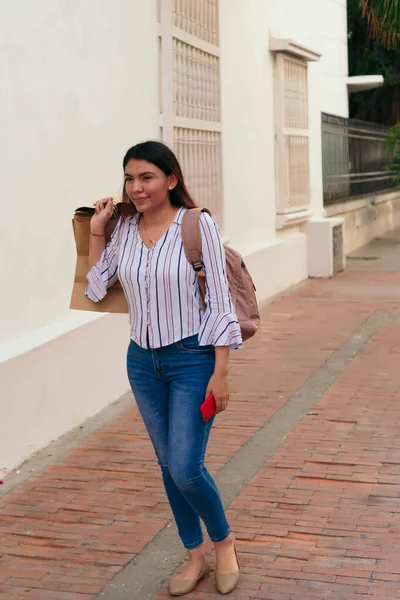 Mujer Moda Mirando Hacia Otro Lado Mientras Sostiene Teléfono Inteligente —  Fotos de Stock