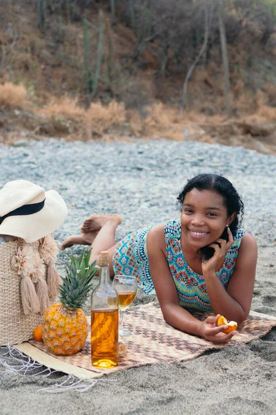 Mujer Negra Bebiendo Copa Vino Aire Libre — Foto de Stock