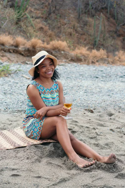 Retrato Una Hermosa Mujer Sonriente Con Vino Blanco Playa — Foto de Stock