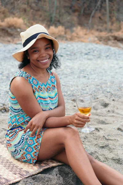 Retrato Una Mujer Negra Sosteniendo Una Copa Vino — Foto de Stock