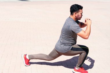 Hispanik adam şehirdeki yarışından önce ısınıyor..