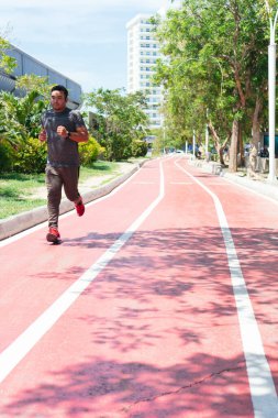 Şehirde koşan bir adam.