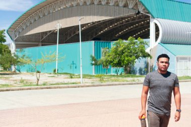 Eğitimden sonra dinlenen Latin bir sporcunun portresi.