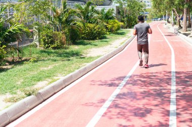 Şehirde koşan İspanyol bir adam.