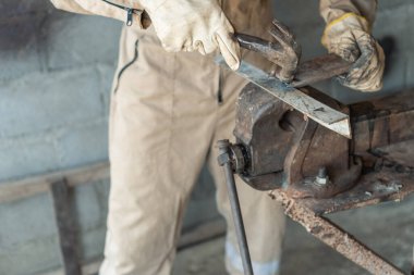 Fabrikada kaynakçı.