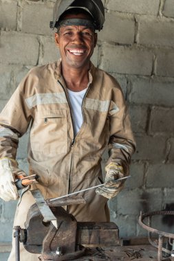 Fabrikada duran Latin kaynakçı.