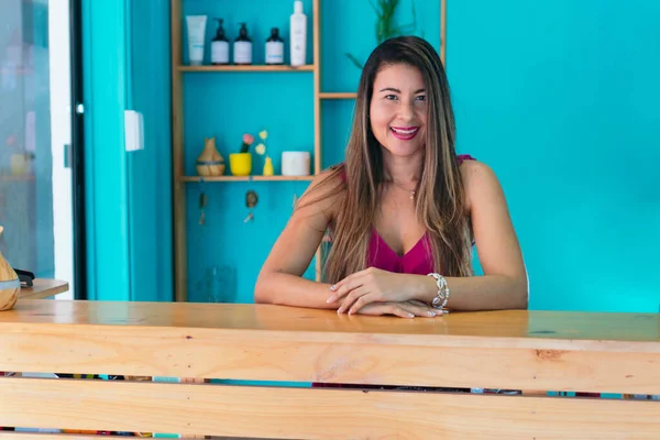 Retrato Del Dueño Una Peluquería Hispana —  Fotos de Stock