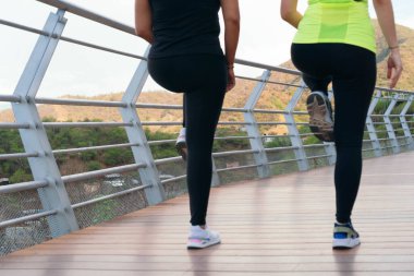 Koşmaya hazırlanan iki kadının yakın çekimi.