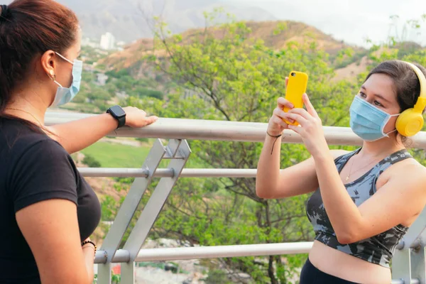 Vän Tar Bild Annan Vän Med Sin Mobiltelefon Medan Tränar — Stockfoto