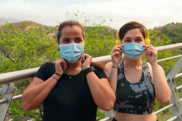 Två Kvinnor Justerar Sina Skyddsmasker Träningen Utomhus — Stockfoto