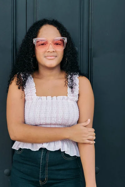 Gyönyörű Kolumbiai Tini Napszemüveg Előtt Álló Ajtó — Stock Fotó