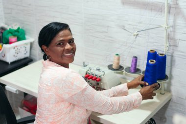 Moda tasarımcısı atölyesinde çalışıyor.