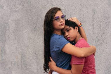 Gülümseyen mutlu lezbiyen çiftin portresi. LGTB kavramı