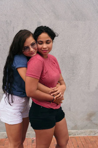 Retrato Dos Mujeres Latinas Enamoradas Concepto Lgtb —  Fotos de Stock