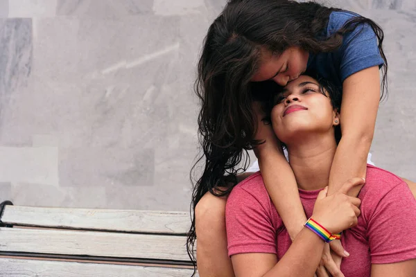 Latina Pareja Lesbianas Sentadas Banco Parque Concepto Lgbt —  Fotos de Stock