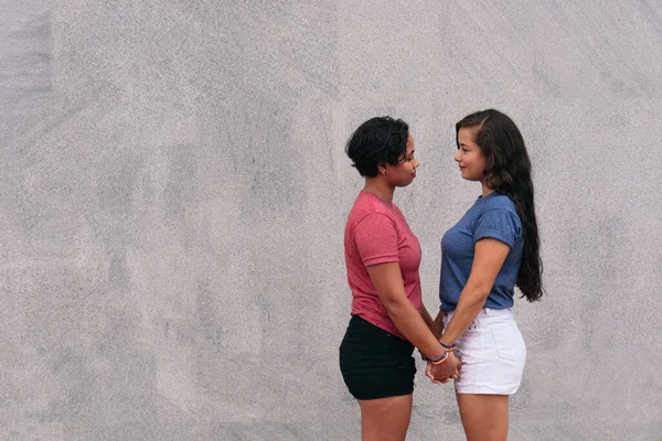 Lesbijki Wpatrują Się Siebie Podczas Randki Mieście — Zdjęcie stockowe