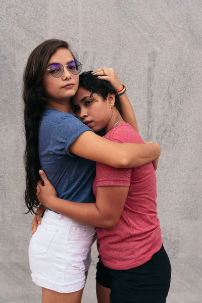 Lindo Lesbianas Pareja Disfruta Abrazar Mientras Fecha Ciudad — Foto de Stock