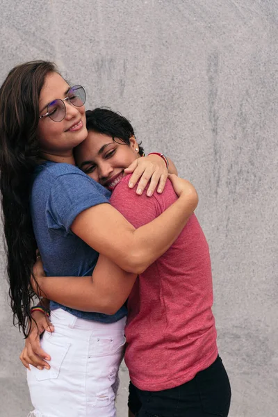 Пара Латиноамериканских Лесбиянок Обнимается Парке Концепция Lgtb — стоковое фото