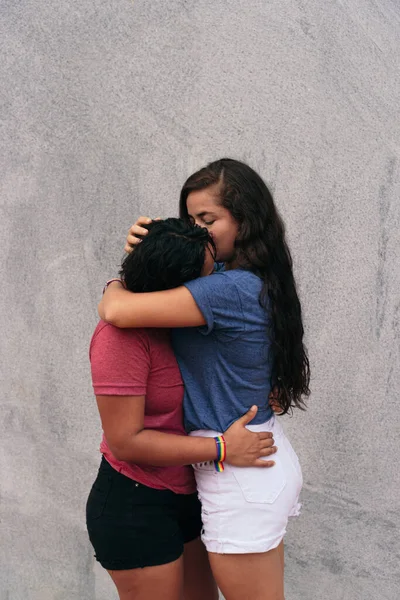 Pareja Lesbianas Latinas Teniendo Momentos Ciudad Concepto Felicidad —  Fotos de Stock