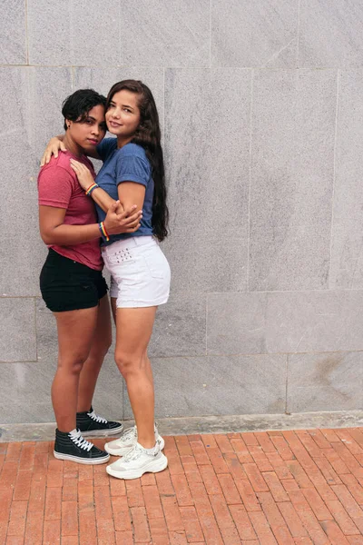 在城市街道上拥抱的一对女同性恋夫妇在一起享受一天的时光 — 图库照片