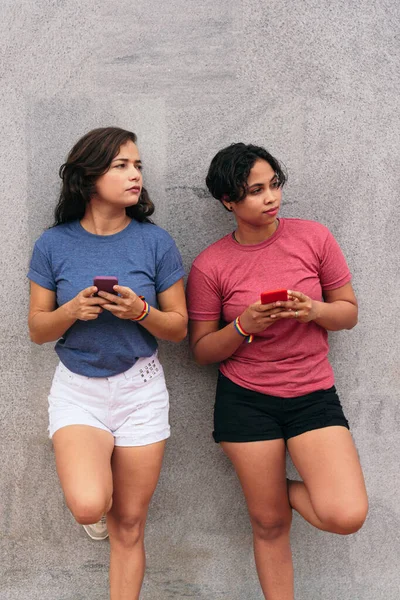 Latin Lesbian Women Using Cell Phone Street Lgbt Concept — Stock Photo, Image