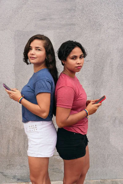 Young Lesbian Couple Cell Phone Street Lgbt Concept — Stock Photo, Image