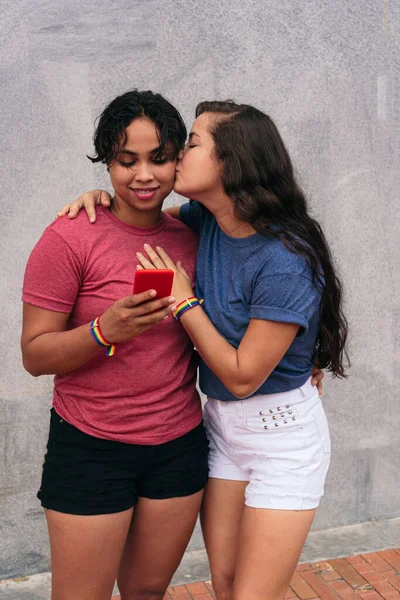 Latina Couple Takes Selfie Smiles Woman Kissing Her Partner Cell — Stock Photo, Image