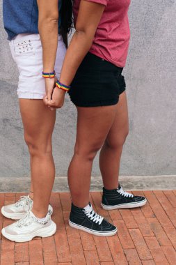 Lezbiyen kadın ellerine yakın çekim. LGBT Konsepti