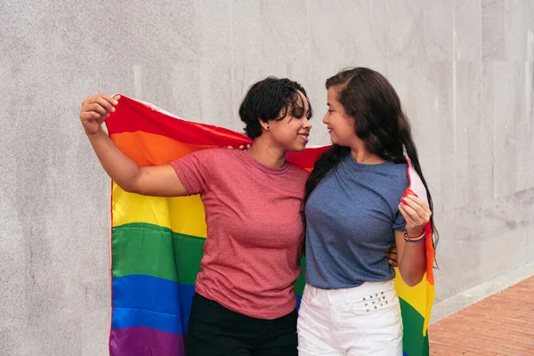 城中一对挂Lgtb旗的女同性恋夫妇 Lgbt概念 — 图库照片