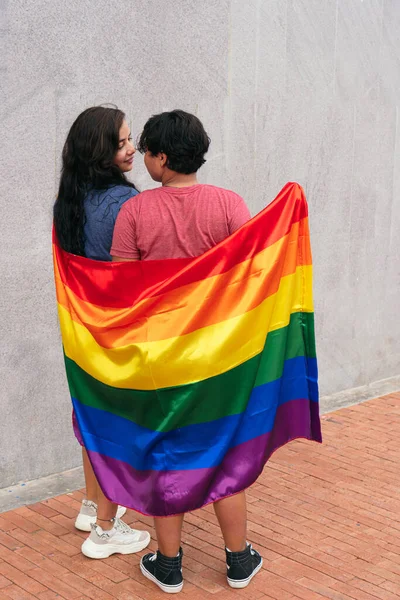 拉丁男女同性恋在庆祝骄傲的同时享受彼此的陪伴 — 图库照片