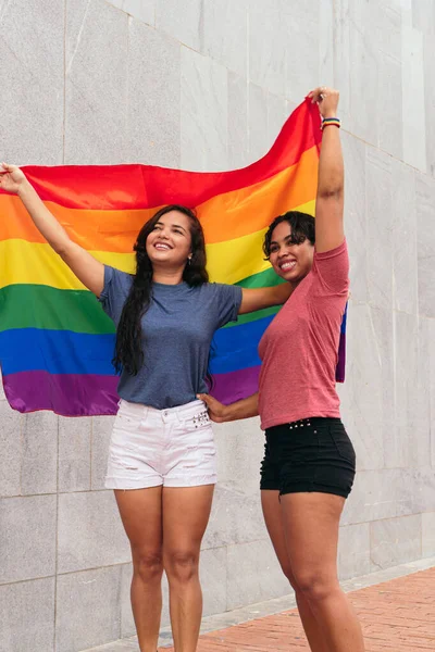 在庆祝骄傲的同时 兴奋的女同性恋夫妇享受彼此的陪伴 — 图库照片