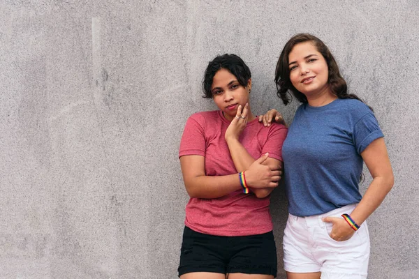 Latin Lesbian Couple Standing City Street While Enjoying Day Together — Stock Photo, Image