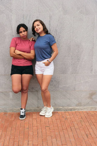 Pareja Lesbianas Pie Una Calle Ciudad Mientras Disfrutan Día Juntos —  Fotos de Stock