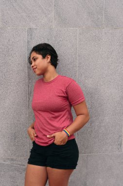 Sokaktaki lezbiyen kadın portresi. LGBT Konsepti