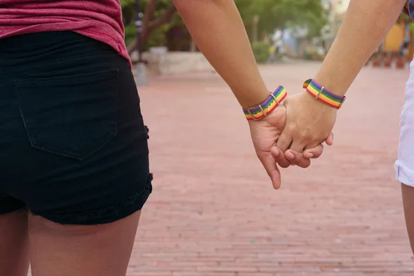Deux Femmes Avec Des Bracelets Lgtb Concept Lgbt — Photo