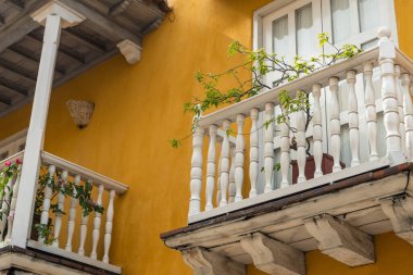 Eski Cartagena de Indias kasabasının balkonlu penceresi