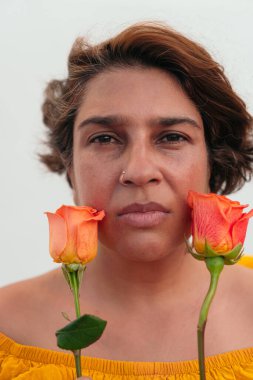 Şehir sokağında turuncu çiçekli kadın portresi