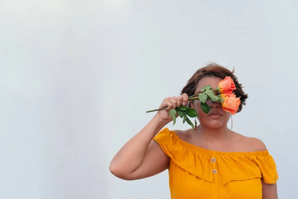 Gammal Kvinna Med Orange Blommor Utomhus — Stockfoto
