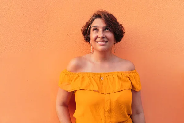 Kısa saçlı Latin Olgun Kadın