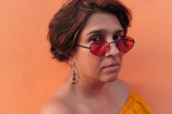 Hiszpanka Okularach Przeciwsłonecznych Pomarańczowym Tle — Zdjęcie stockowe
