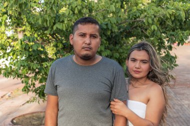 Parktaki genç bir çiftin açık hava görüntüsü.