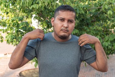 Dışarıdaki İspanyol bir adamın portresi..