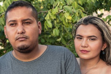 Parktaki İspanyol bir çiftin stok görüntüsü.